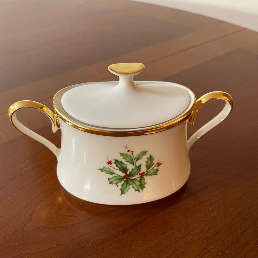 Lenox Holiday Sugar Bowl w/Lid.
